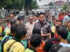 Satpol PP dan Damkar Klaten Amankan Pemasangan Halte Ojol di Stasiun Klaten