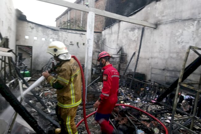 Penanganan Kebakaran di Kios Toko Ngawen