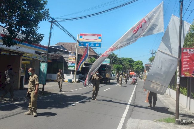 Penertiban Spanduk di Sepanjang Jalan Jogja - Solo