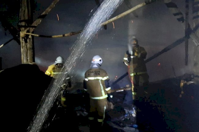 Penanganan Kebakaran Gudang Kayu Pabrik Tahu di Karanganom Klaten Utara