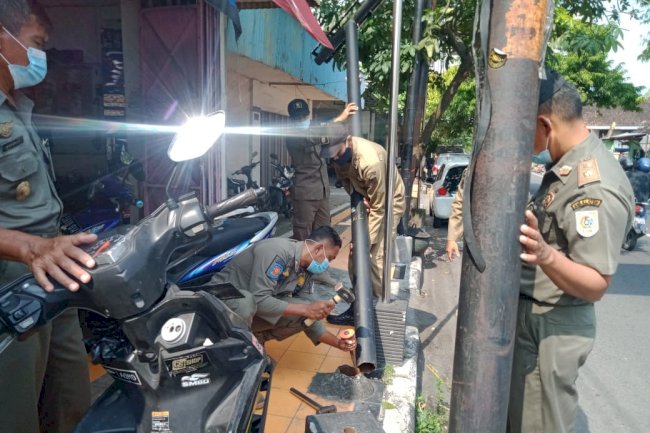 Penertiban Reklame Tak Berijin di Bareng Klaten Tengah