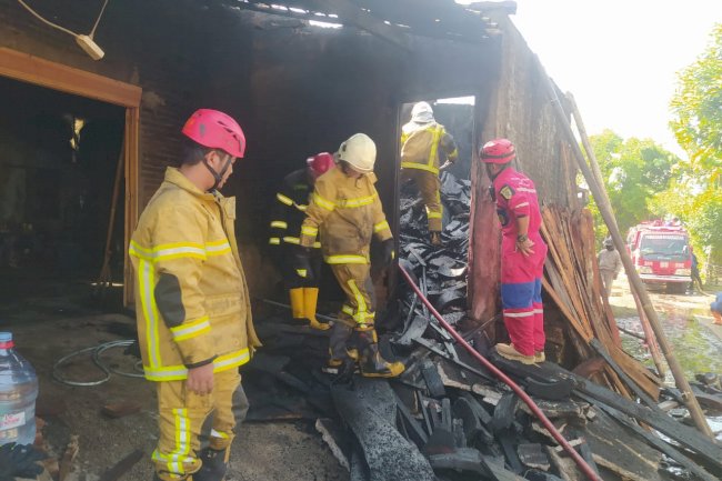 Penanganan Kebakaran Oven Kayu di Desa Taji Juwiring