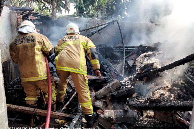 Penanganan Kebakaran Rumah Tinggal di Desa Barepan Kecamatan Cawas