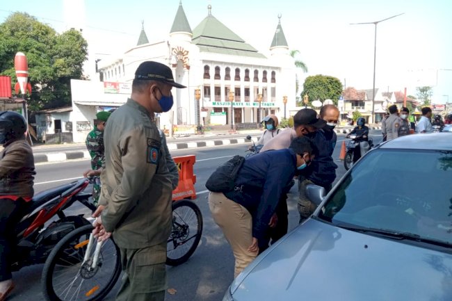 Operasi PPKM Darurat Penyekatan Perbatasan Jalan Jogja - Klaten di Prambanan