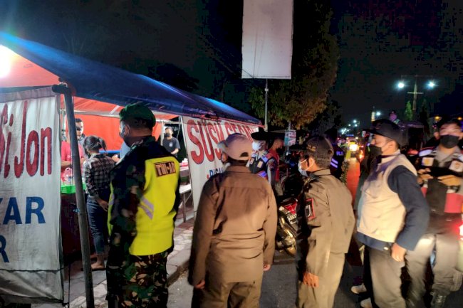 Patroli Malam PPKM Level 4 di Wilayah Kota menuju Jalan Rajawali - Jalan  Pemuda - Jalan  Kopral Sayom - Jalan  Baypass - Simpang Masjid Al Aqso - Jalan Pemuda