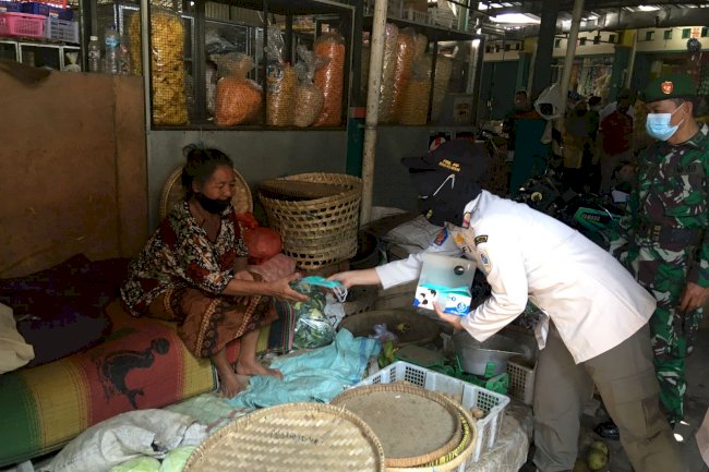 Edukasi Protokol Kesehatan Dan Pembagian Masker Kepada Masyarakat di Pasar Srago