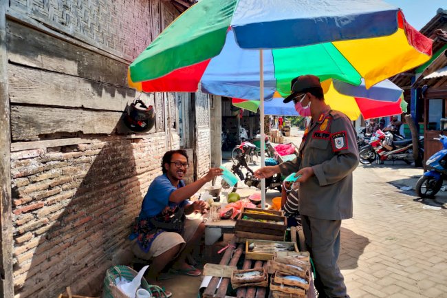 Edukasi Protokol Kesehatan Dan Pembagian Masker Kepada Masyarakat di Pasar Kraguman-jogonalan