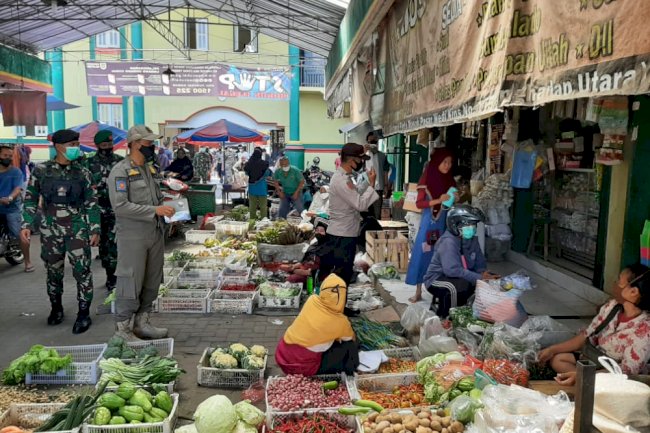 Edukasi Protokol Kesehatan Dan Pembagian Masker Kepada Masyarakat di Pasar Induk Wedi