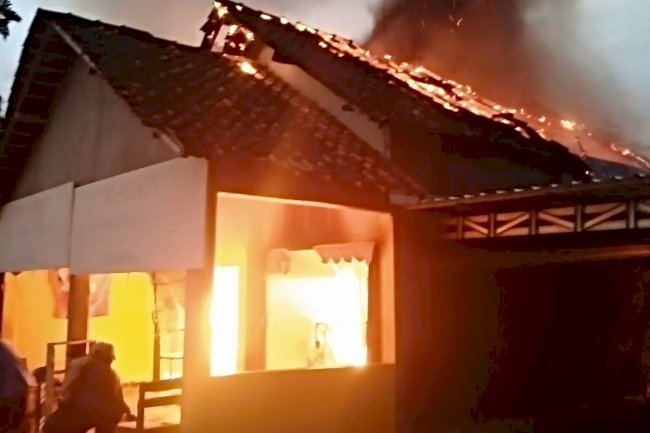 Penanganan Kebakaran Sebuah Kios di Desa Talang Kecamatan Bayat