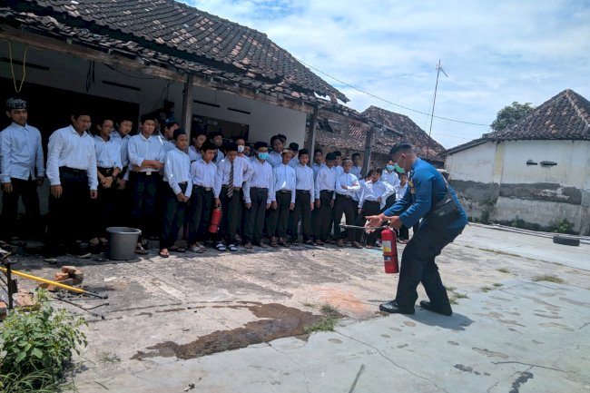 Sosialisasi Pencegahan dan Penanggulangan Bahaya Kebakaran di Pondok Pesantren Al-Hidayah Sulaimaniyah