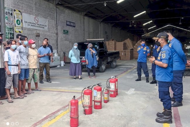 Sosialisasi Pencegahan dan Penanggulangan Bahaya Kebakaran di UD Citra Fajar Utama di Desa Dlimas, Ceper