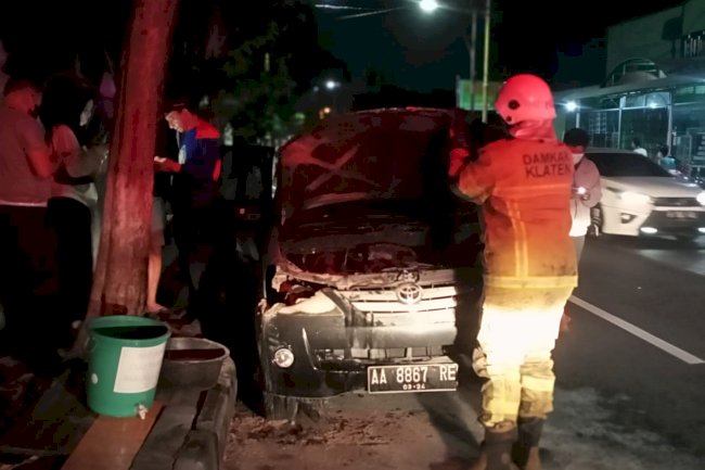 Penanganan Kebakaran Sebuah Mobil di Jalan Andalas Kecamatan Klaten Tengah