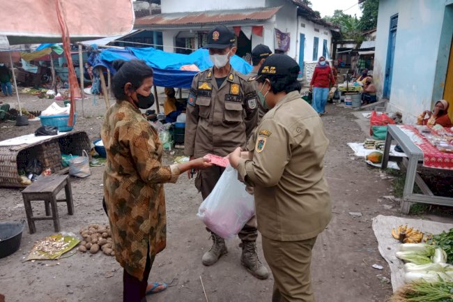 Pembagian Masker dan Edukasi Protokol Kesehatan PPKM Level 2 di Pasar Basin, Pasar Puluhwatu dan Taman Jlengut