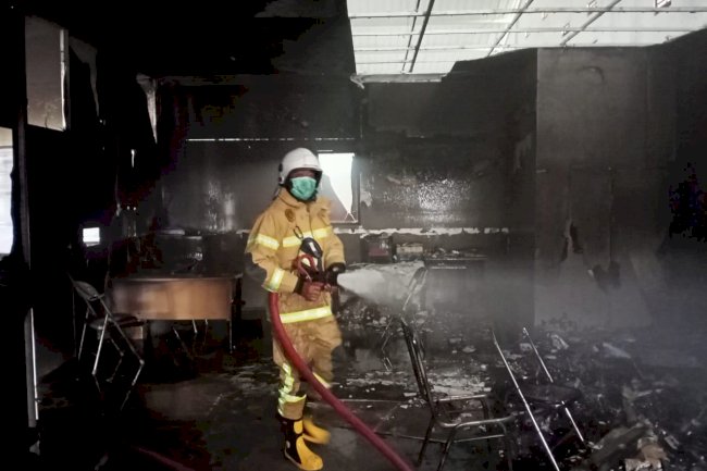 Penanganan Kebakaran Sebuah Kantor Dua Lantai di Gayam, Desa Mendak, Delanggu