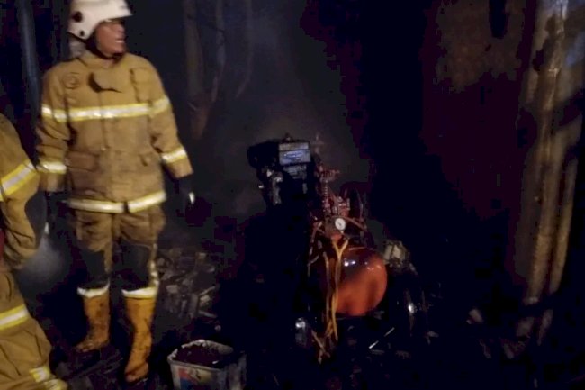 Penanganan Kebakaran Sebuah Bengkel Tambal Ban di Desa Jetis, Klaten Selatan