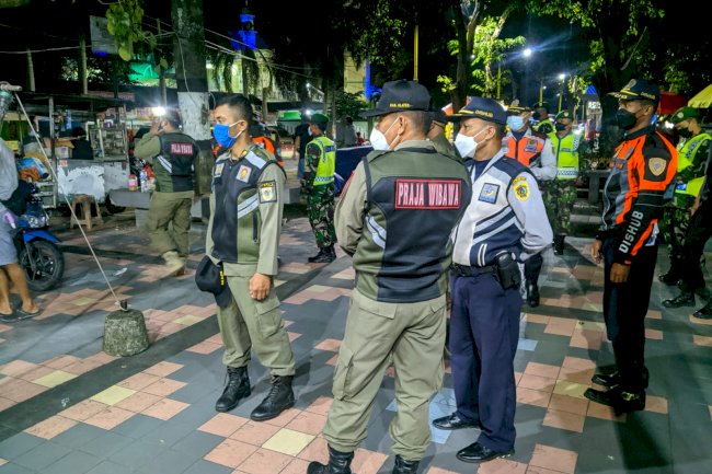 Patroli Malam Penegakan Disiplin Protokol Kesehatan di Alun-alun - Jalan Pemuda - Jalan Pramuka - Cafe dan Coffe Shop Kota