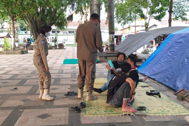Pembagian Masker dan Edukasi Protokol Kesehatan Masyarakat di Alun-Alun Kota