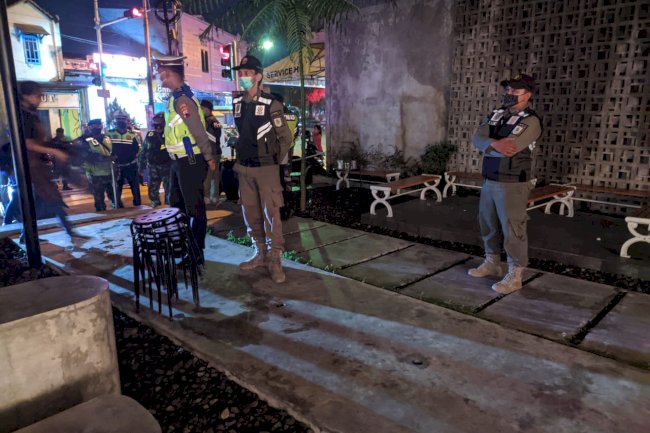 Patroli Malam Penegakan Protokol Kesehatan di Wilayah Kota Menyasar Cafe dan Coffe Shop