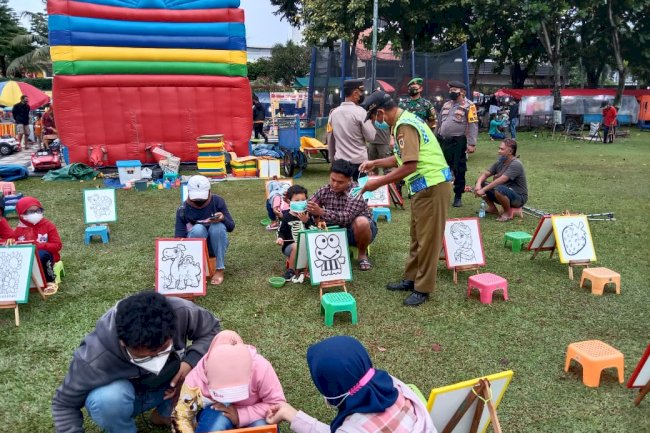 Edukasi Protokol Kesehatan dan Pembagian Masker Masyarakat di Alun-Alun Kota