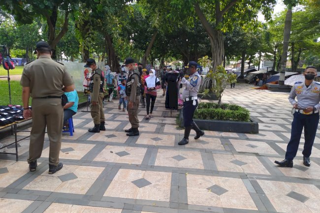 Penegakan Prokes dan Penertiban PKL di Seputaran Alun-Alun dan RSUP Dr. Soeradji Tirtonegoro