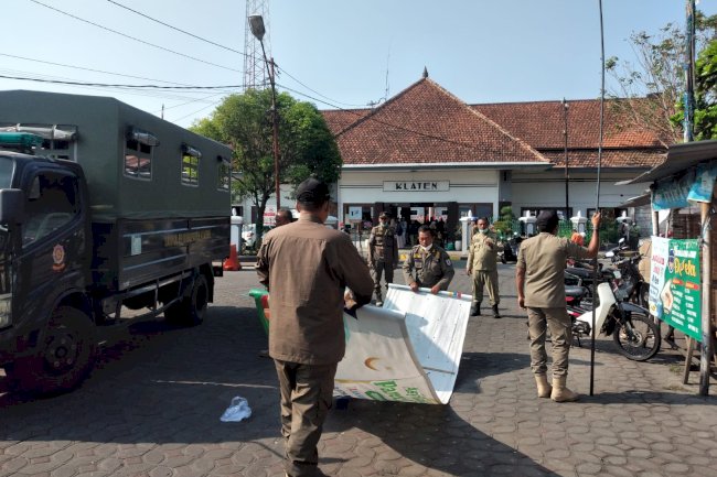 Operasi Penertiban Spanduk Ilegal di Kawasan Kota