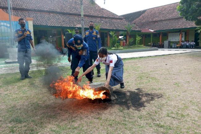 Edukasi Dan Simulasi Pencegahan dan Penanggulangan Kebakaran di SMA N 1 Jogonalan