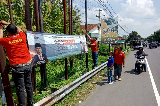 Penertiban Banner Bernuansa Kampanye Pilpres di Sepanjang Jalan Jogja Solo Kecamatan Jogonalan - Prambanan