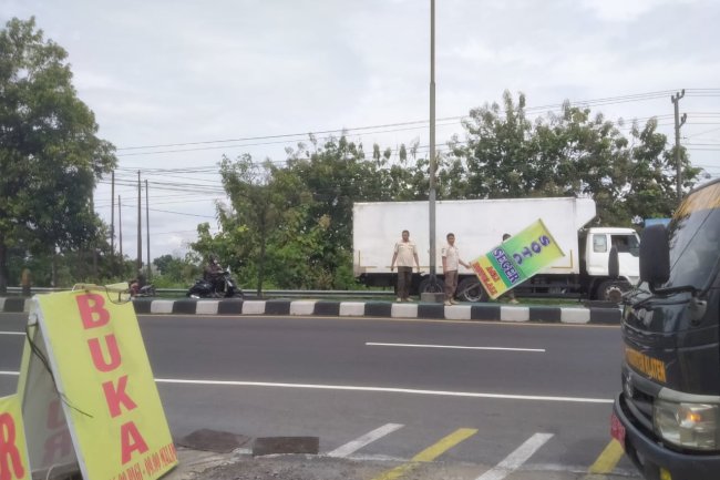 Penertiban Reklame di Sepanjang Jalan Jogja-Solo Kecamatan Klaten Selatan - Jogonalan Prambanan