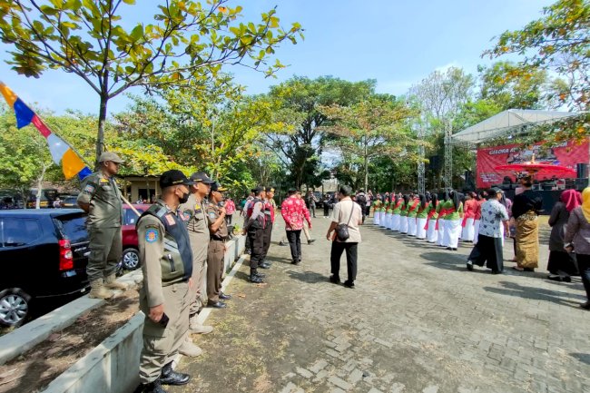 Pengamanan Padusan Menjelang Bulan Suci Ramadhan 1444 Hijriah di Pemandian Mata Air Omac Cokro Tulung