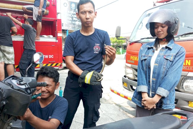 Penyelamatan Ular Koros di dalam sepeda motor Siswa SMKN 1 Klaten