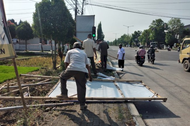 Penertiban Reklame Di Sepanjang Ruas Jalan Jogja-Solo dari Klaten Selatan HinggaJogonalan