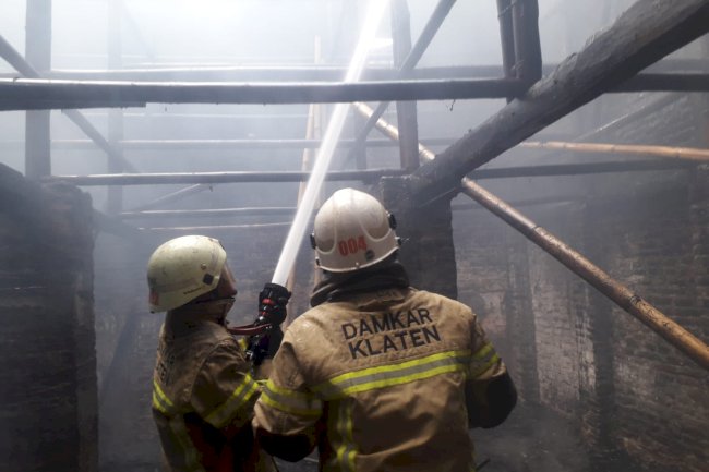 Penanganan Kebakaran Bangunan Oven Tembakau di Desa Wonosari, Kecamatan Trucuk