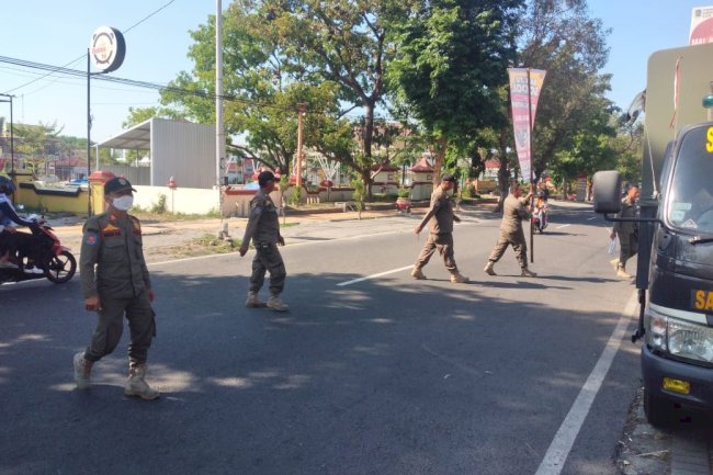 Operasi Penertiban Reklame di sepanjang Jalan Merbabu  dan Jalan Mayor Kusmanto