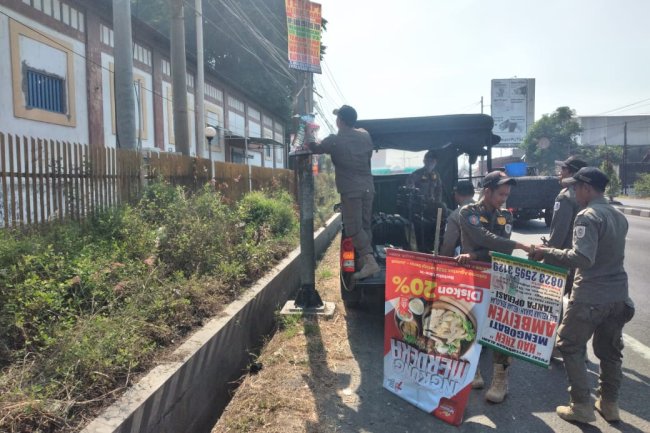Operasi Penertiban Reklame di Jalan Jogja - Solo