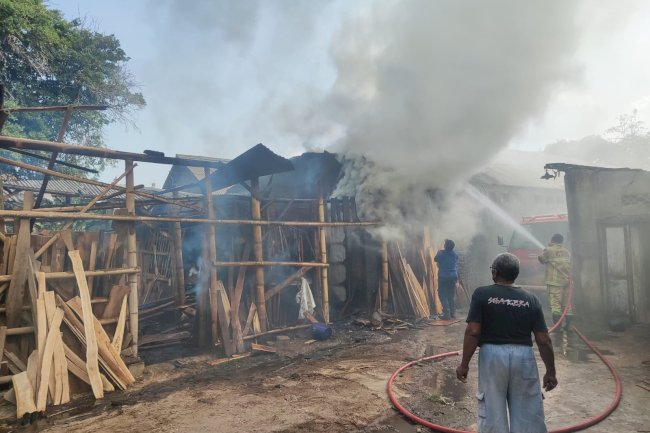 Penanganan Kebakaran Rumah Oven Kayu di Desa Mayungan Kecamatan Ngawen Kabupaten Klaten