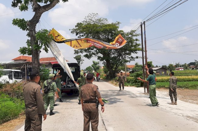 Operasi Bersama Penertiban Reklame Tak Berizin di Wilayah Kecamatan Kebonarum
