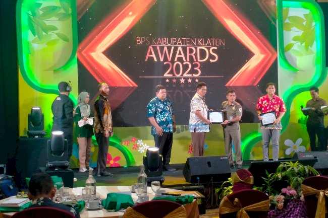 Penerimaan Penghargaan BPS Klaten Award 2023 Sebagai Terbaik ke-2 Pelaporan Metadata