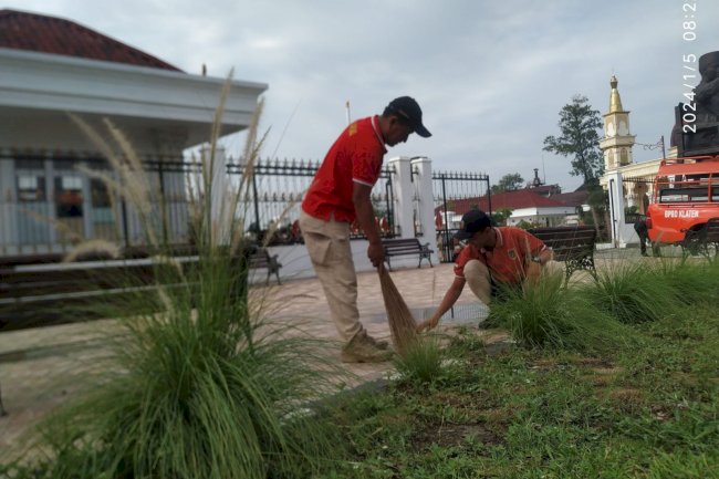Kerja Bakti di Gedung Graha Bung Karno