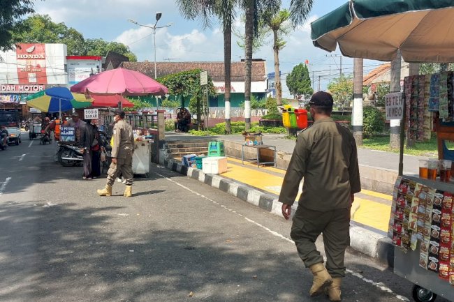 Operasi Penataan dan Pemberdayaan Pedagang Kaki Lima di Alun-Alun Kota