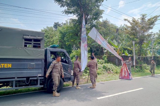 Operasi Penertiban Reklame Tak Berizin di Sepanjang  Jalan Merapi dan Jalan WIlis