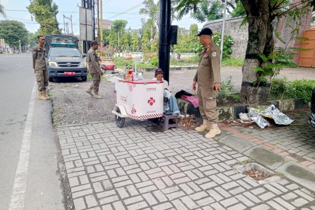 Patroli Penertiban Reklame dan PKL di sepanjang Jalan Merbabu ‎hingga Jalan Mayor Kusmanto
