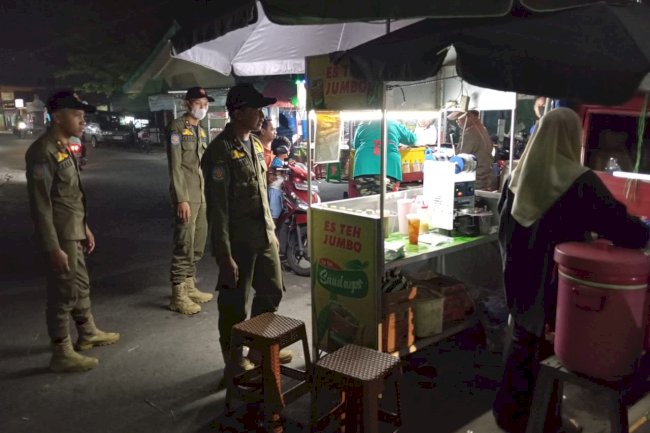 Siaga Malam dan Penanganan Aduan PKL di Pasar Puluhwatu Desa Demakijo