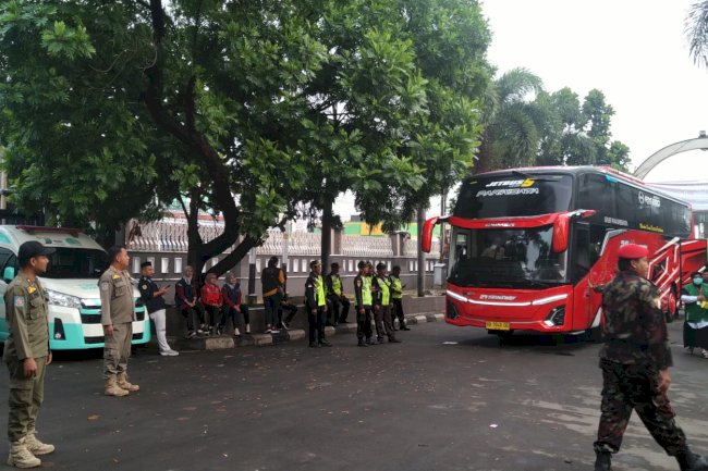 Satpol PP dan Damkar Klaten Kawal Pengamanan Pemberangkatan Jamaah Calon Haji Kloter 75