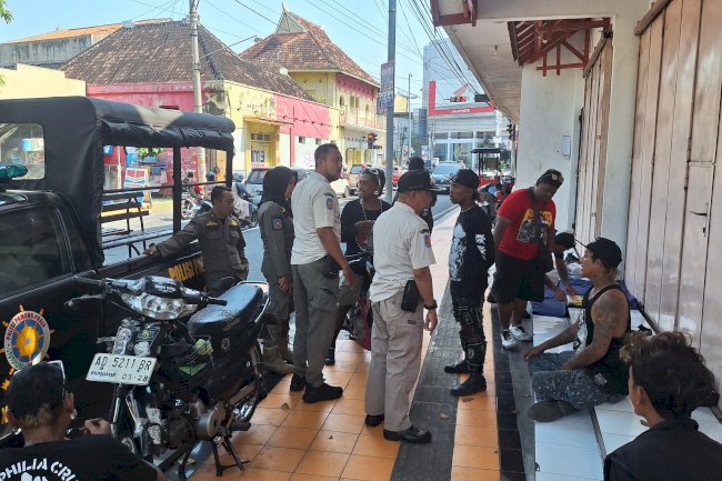Satpol PP Klaten Tertibkan Anak Punk yang Meresahkan Warga di Simpang Bareng