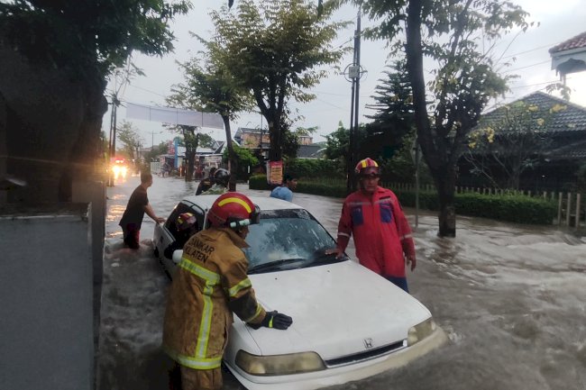Damkar Klaten Selamatkan Mobil Terjebak Luapan Air di Klaten Utara