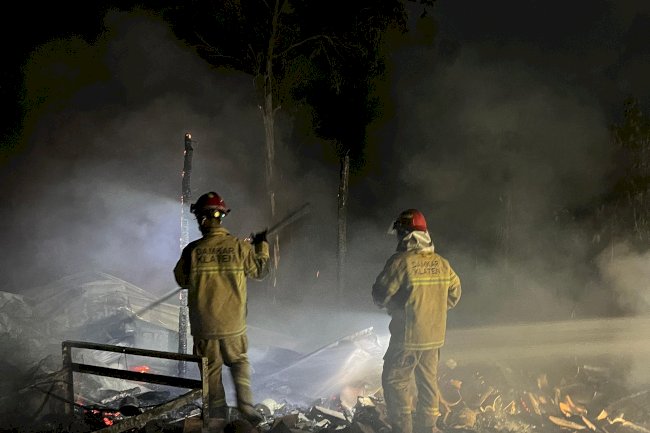 Damkar Klaten Padamkan Kebakaran Rumah dan Kandang Ternak di Ceper