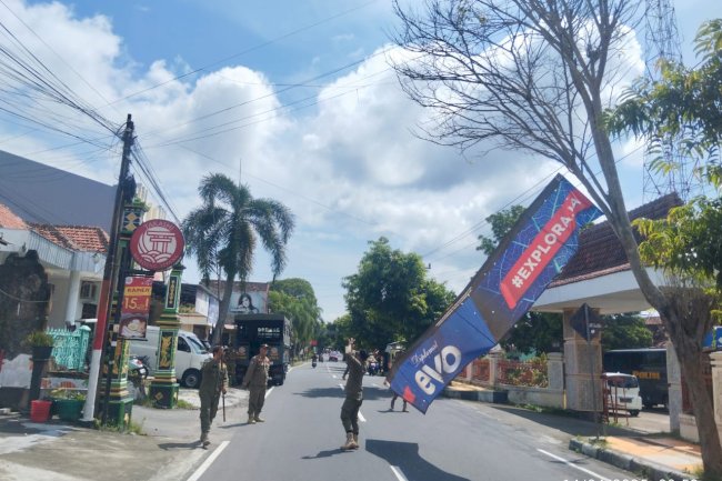Satpol PP Klaten Tertibkan Reklame Tak Berizin di Sejumlah Titik Strategis