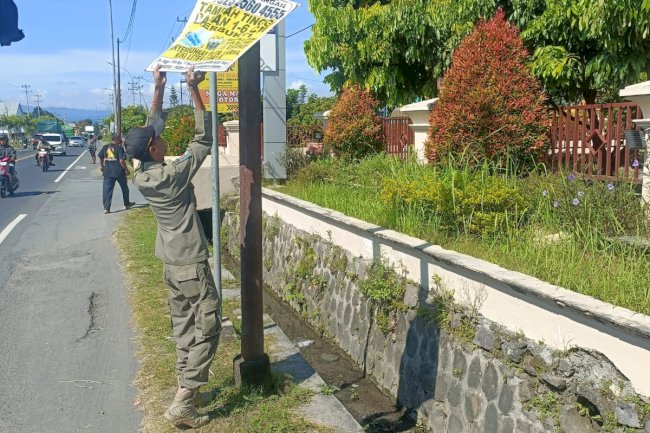 Satpol PP Klaten Tertibkan Reklame Tak Berizin di Sejumlah Ruas Jalan Perkotaan
