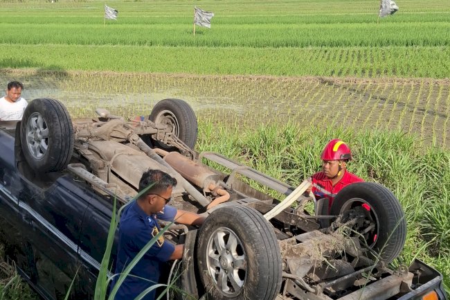 Damkar Klaten Lakukan Operasi Penyelamatan Kecelakaan Lalu Lintas di Ngawen