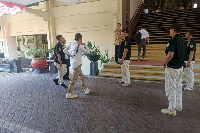 Pengamanan Audiensi Seniman Klaten di Ruang Kerja Bupati Berjalan Kondusif